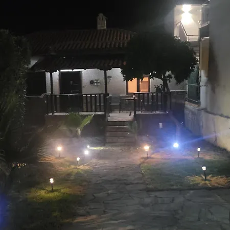 בית נופש Family House With Garden In The Center Of פוליכרונו